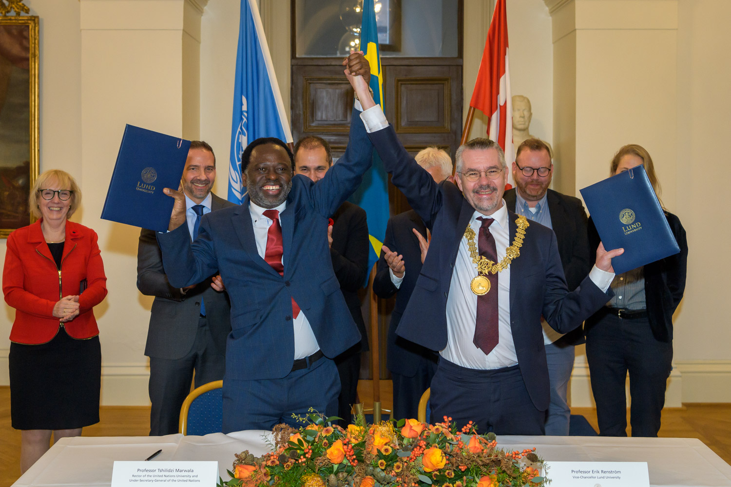 Lund University Vice-Chancellor Erik Renström and UNU Rector Tshilidzi Marwala smining for the cameras after signing the agreement. Photo.